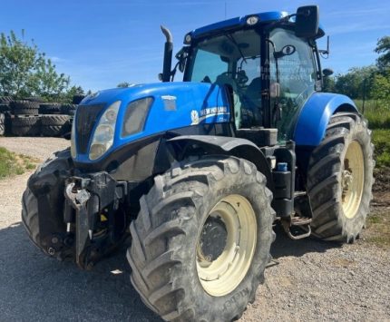 New Holland T7-235
